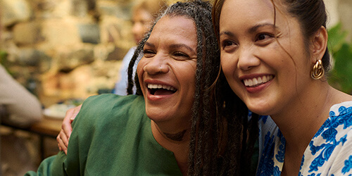 Zwei Frauen lachen Zwei Frauen lachen